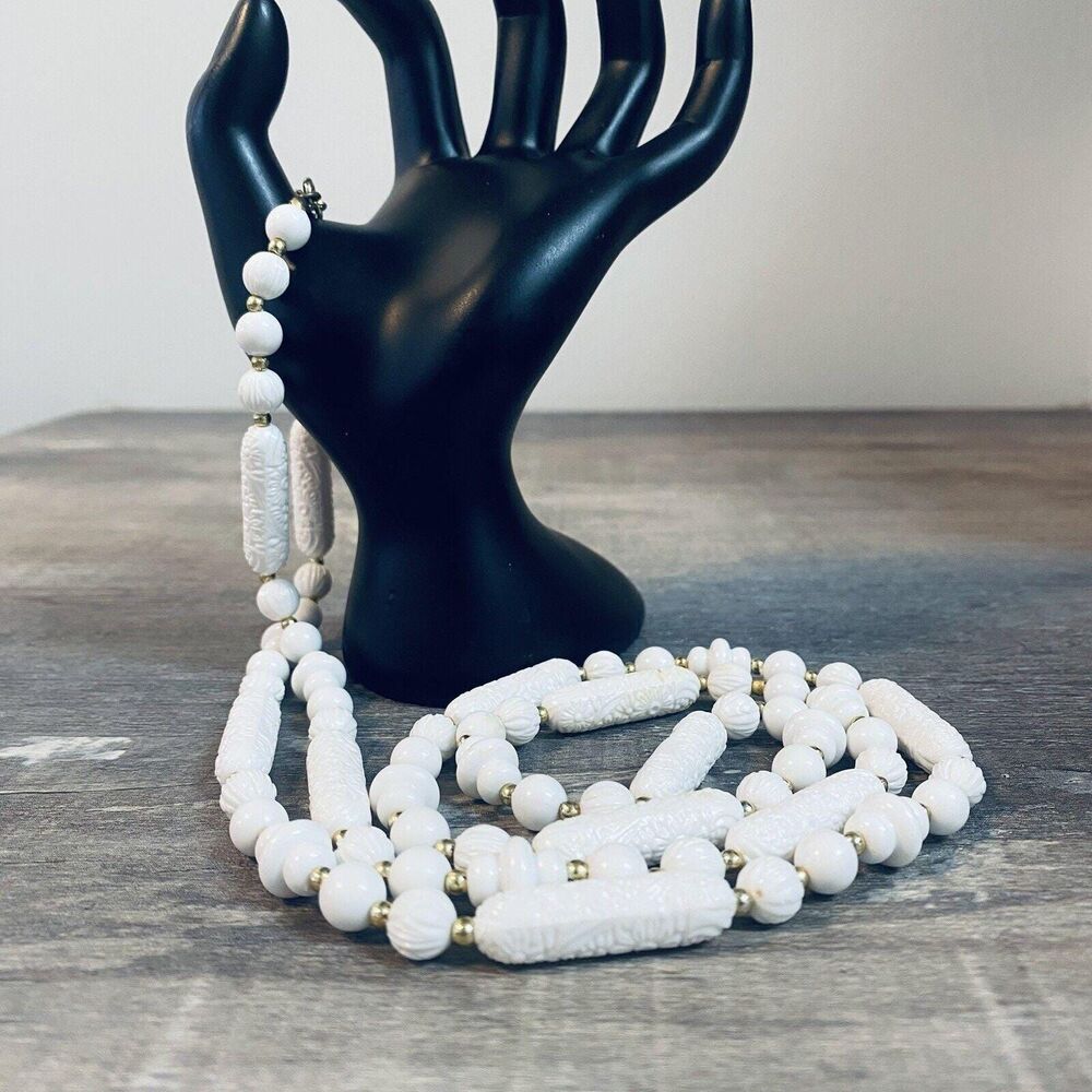 1978 Sarah Coventry SPRING MOODS White Plastic Embossed Flower Bead Necklace 20